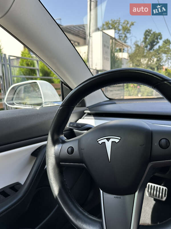 Седан Tesla Model 3 2019 в Киеве