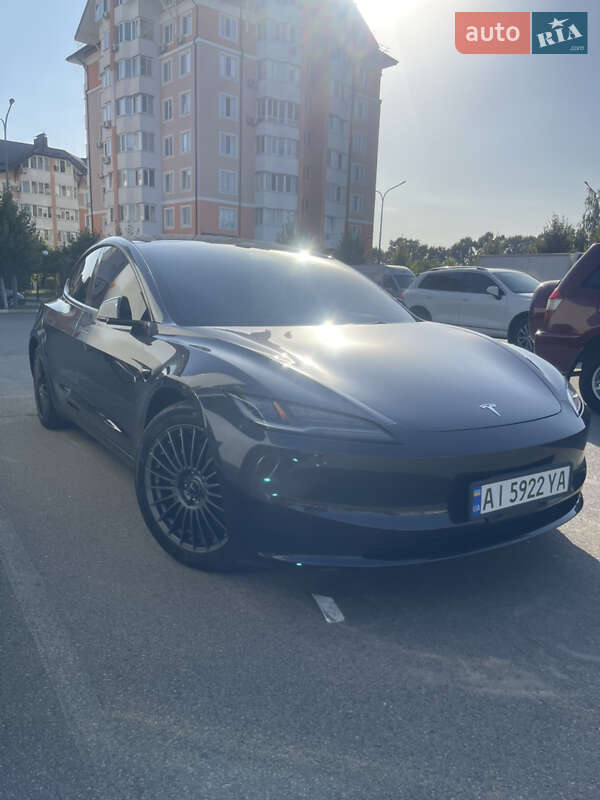 Седан Tesla Model 3 2024 в Бучі