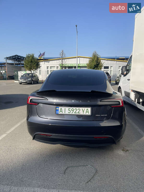 Седан Tesla Model 3 2024 в Бучі