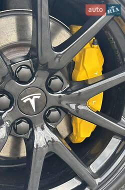 Седан Tesla Model 3 2020 в 