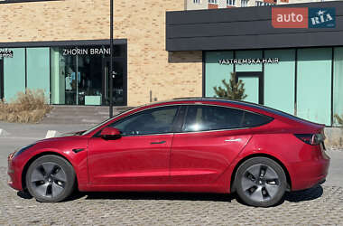 Седан Tesla Model 3 2022 в 