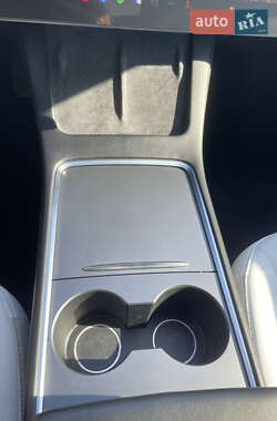 Седан Tesla Model 3 2022 в 