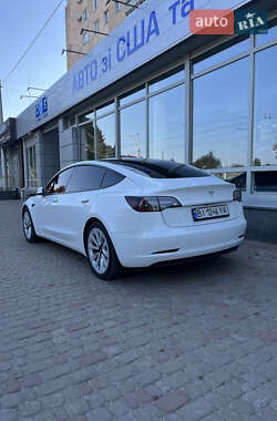 Седан Tesla Model 3 2022 в 