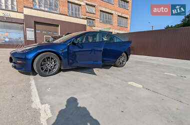 Седан Tesla Model 3 2023 в 