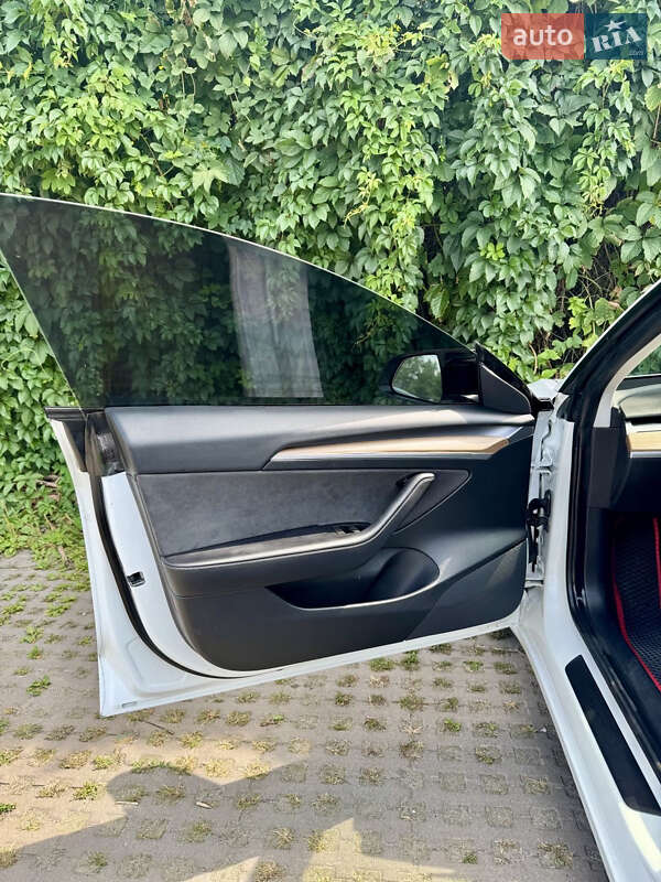 Седан Tesla Model 3 2021 в Києві