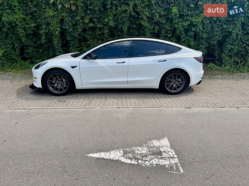 Седан Tesla Model 3 2021 в Києві