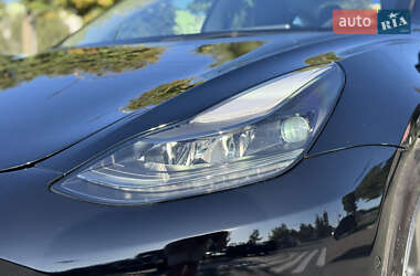 Седан Tesla Model 3 2022 в 