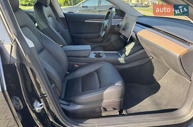Седан Tesla Model 3 2022 в 