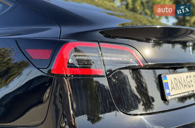 Седан Tesla Model 3 2022 в 