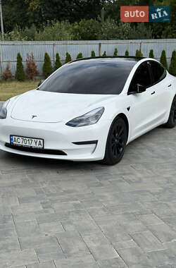 Седан Tesla Model 3 2022 в 