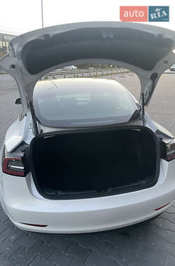 Седан Tesla Model 3 2022 в 
