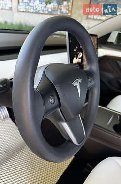 Седан Tesla Model 3 2022 в 