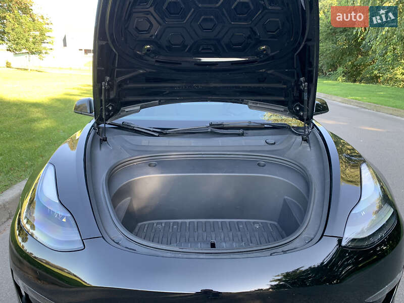 Седан Tesla Model 3 2022 в Києві