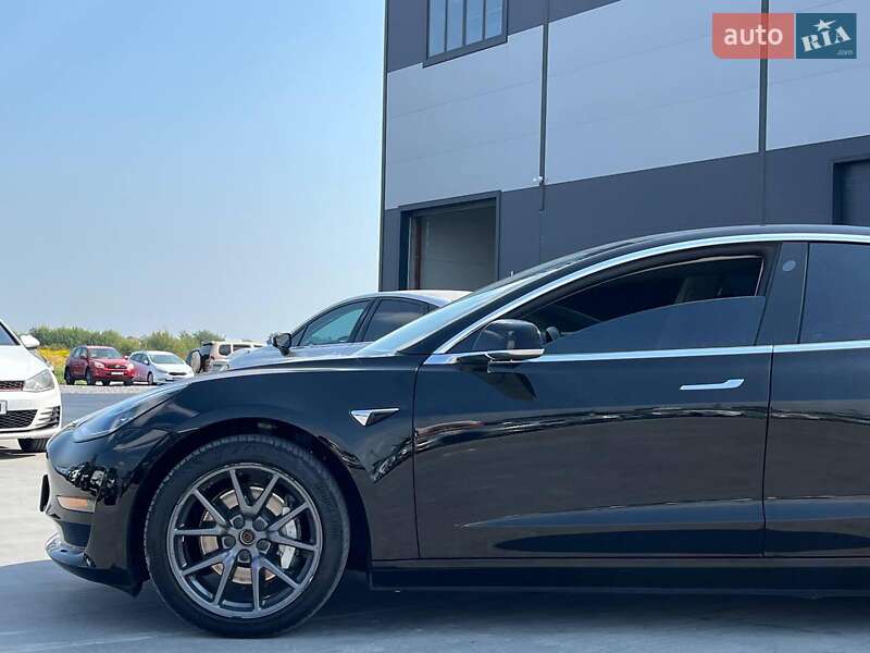 Седан Tesla Model 3 2019 в Львове
