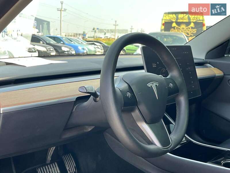 Седан Tesla Model 3 2019 в Львове