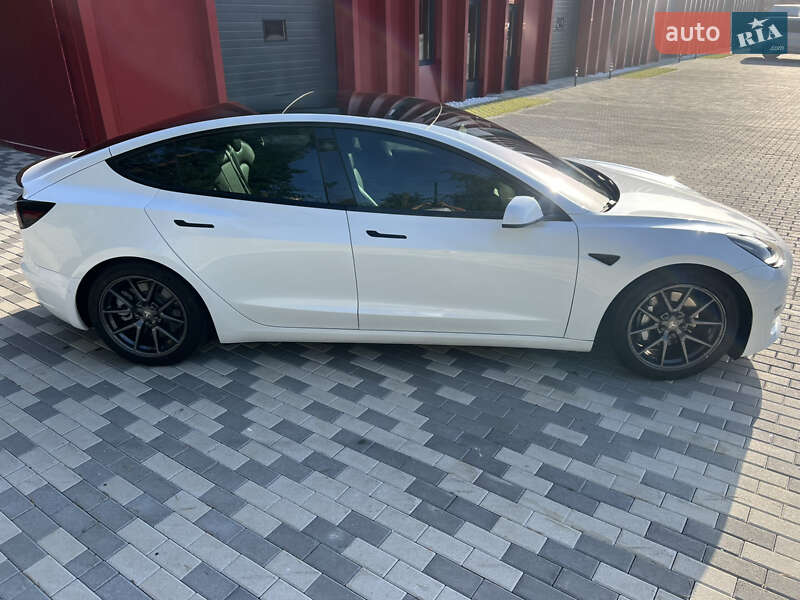 Седан Tesla Model 3 2021 в Львове