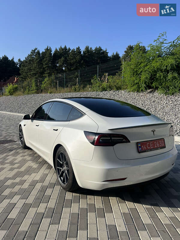 Седан Tesla Model 3 2021 в Львове
