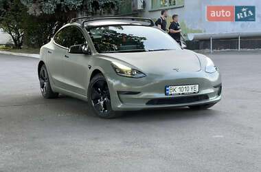 Седан Tesla Model 3 2022 в 
