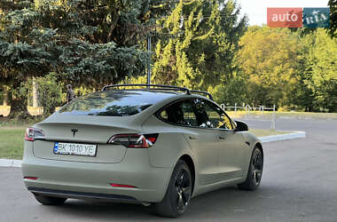 Седан Tesla Model 3 2022 в 