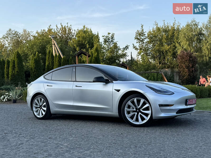 Седан Tesla Model 3 2018 в Львове