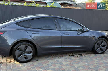 Седан Tesla Model 3 2022 в 