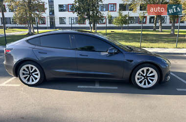 Седан Tesla Model 3 2022 в Бучі