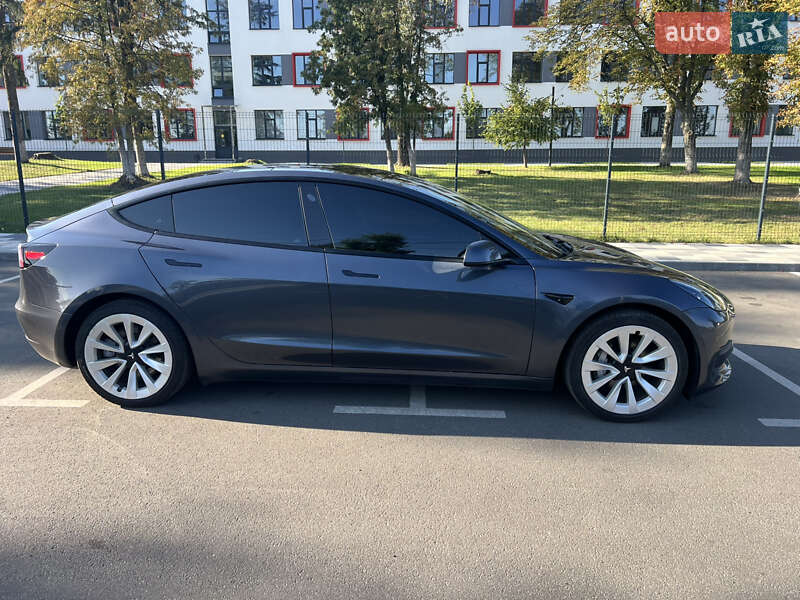 Седан Tesla Model 3 2022 в Бучі