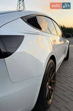 Седан Tesla Model 3 2021 в 