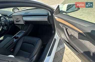 Седан Tesla Model 3 2022 в 
