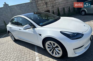 Седан Tesla Model 3 2022 в 