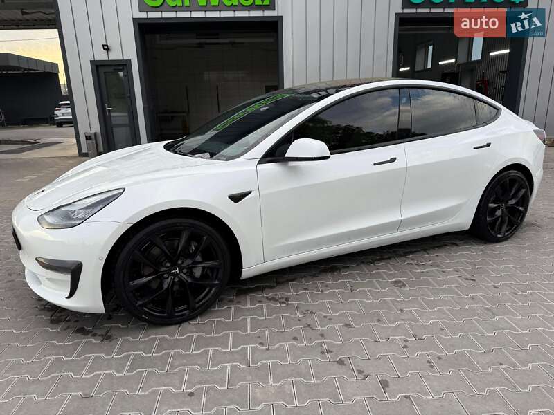 Седан Tesla Model 3 2019 в Володимирі
