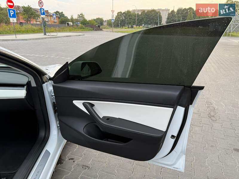 Седан Tesla Model 3 2019 в Володимирі