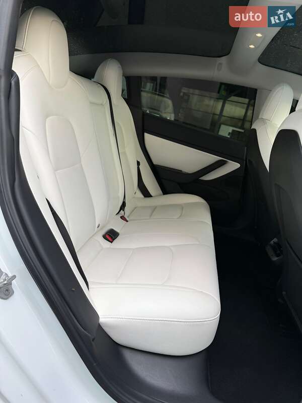 Седан Tesla Model 3 2019 в Володимирі