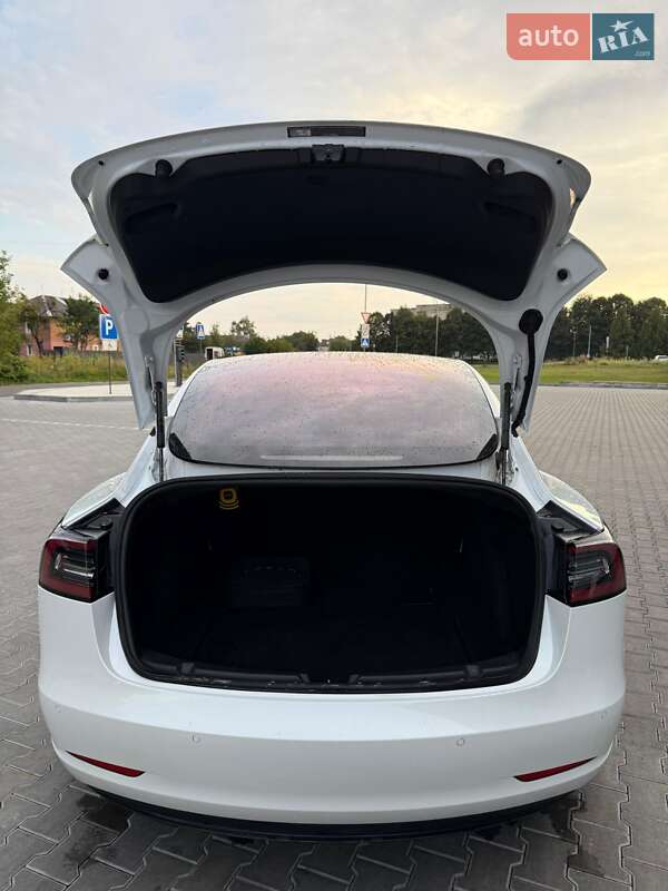 Седан Tesla Model 3 2019 в Володимирі