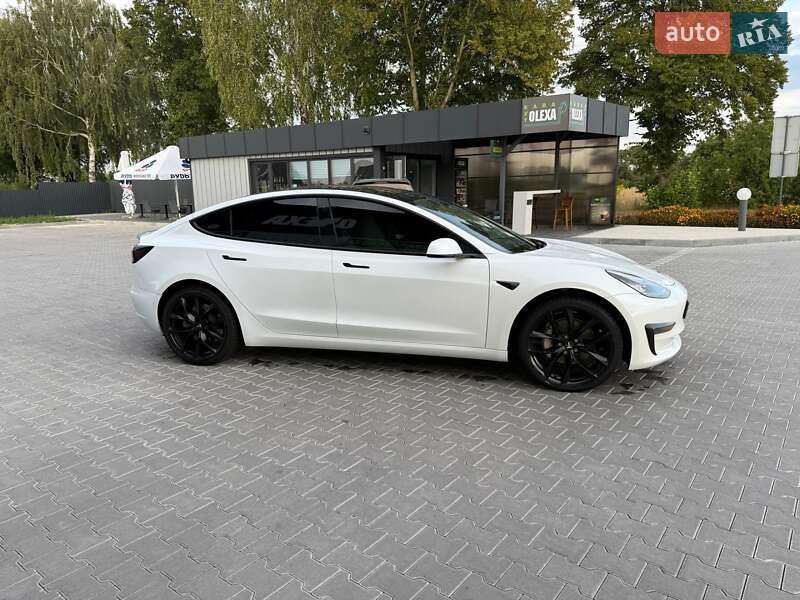 Седан Tesla Model 3 2019 в Володимирі