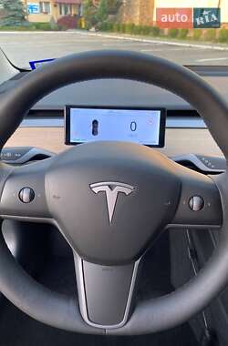 Седан Tesla Model 3 2023 в 