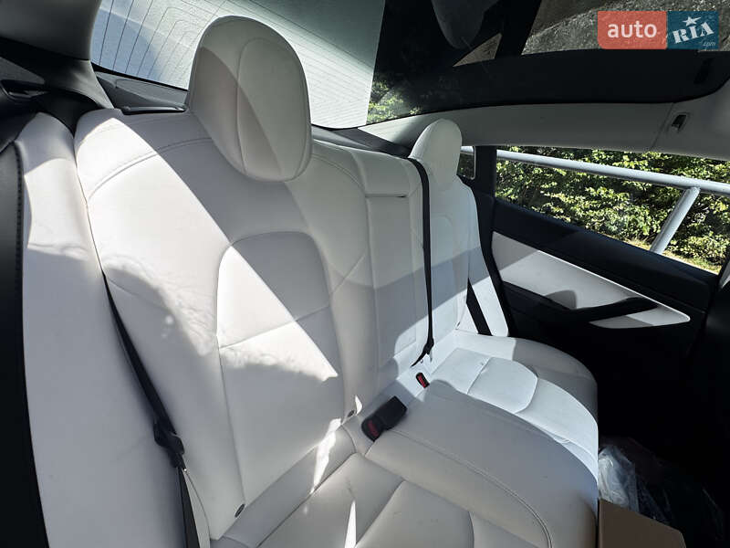 Седан Tesla Model 3 2019 в Львові