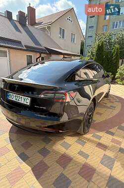 Седан Tesla Model 3 2022 в 