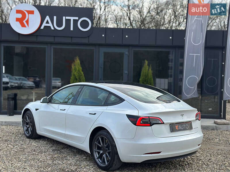 Седан Tesla Model 3 2022 в Львове