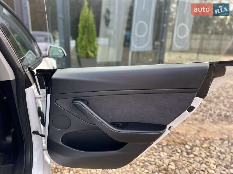 Седан Tesla Model 3 2022 в Львове