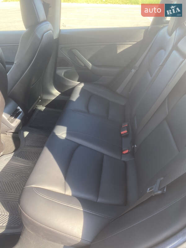Седан Tesla Model 3 2018 в Рівному