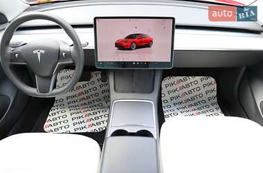 Седан Tesla Model 3 2022 в 
