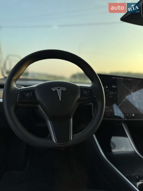 Седан Tesla Model 3 2020 в Львове