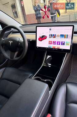 Седан Tesla Model 3 2020 в 