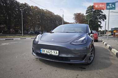 Седан Tesla Model 3 2021 в 