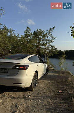 Седан Tesla Model 3 2022 в 