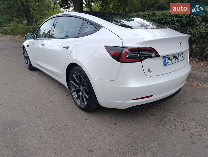 Седан Tesla Model 3 2021 в 