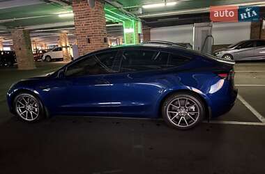 Седан Tesla Model 3 2022 в 