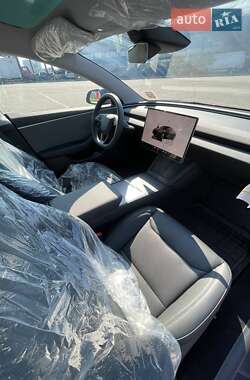 Седан Tesla Model 3 2024 в 