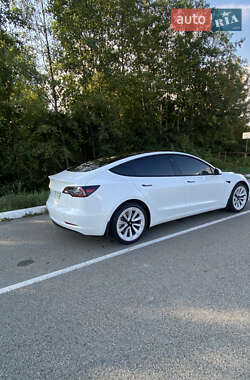 Седан Tesla Model 3 2022 в 